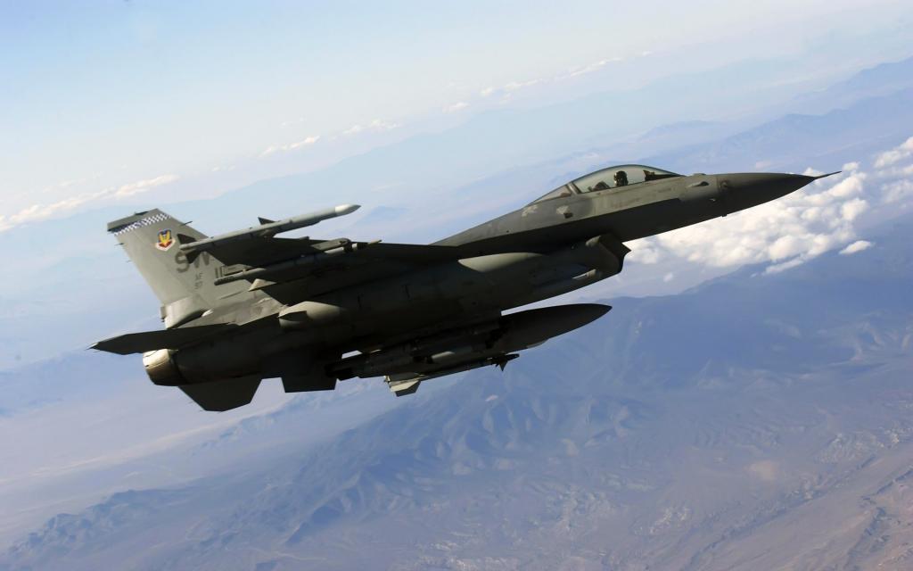 在飞行中的军用飞机F-16