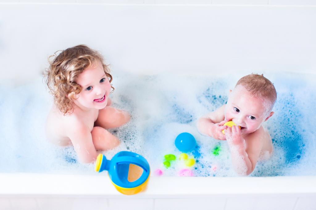 小男孩和女孩在玩具的浴室里洗澡
