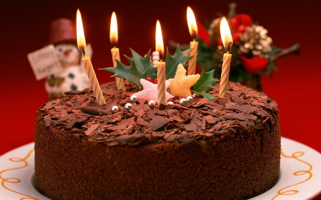 与蜡烛的生日蛋糕