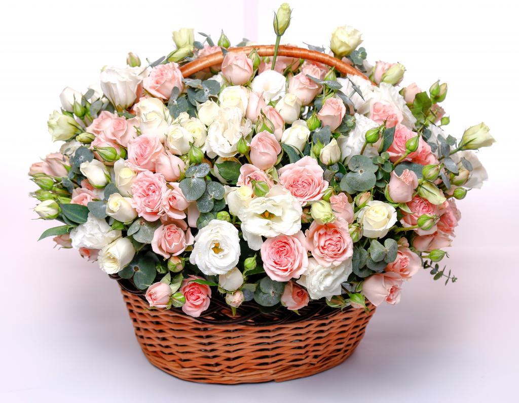 篮子里有一束美丽的花玫瑰，在粉红色的背景上的eustomams