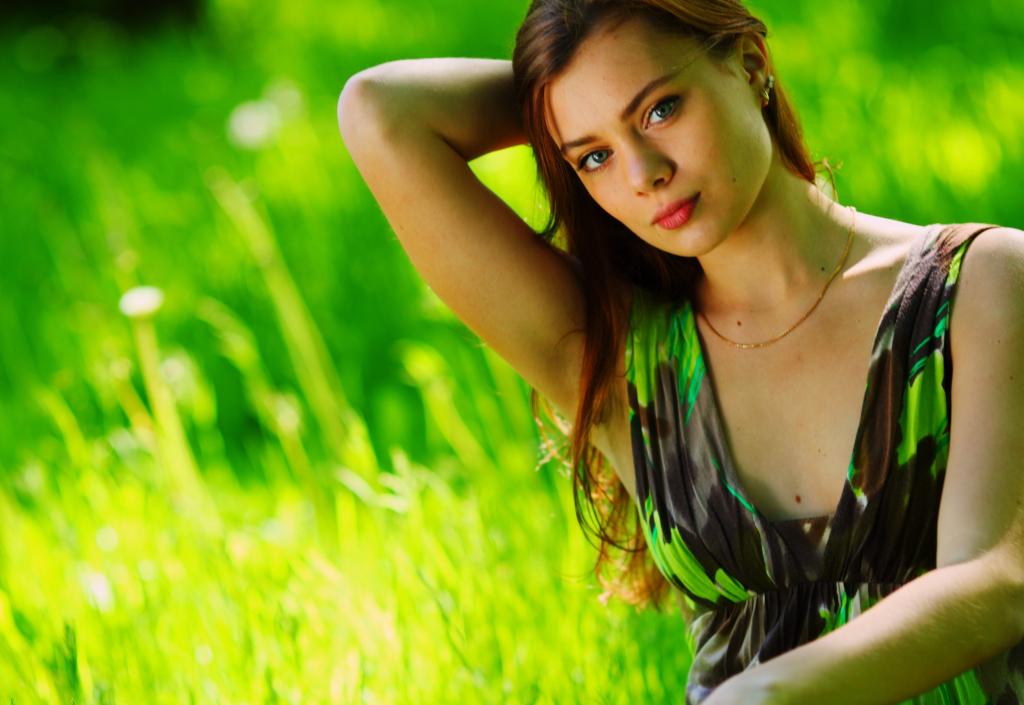 棕色头发的女人的草地背景