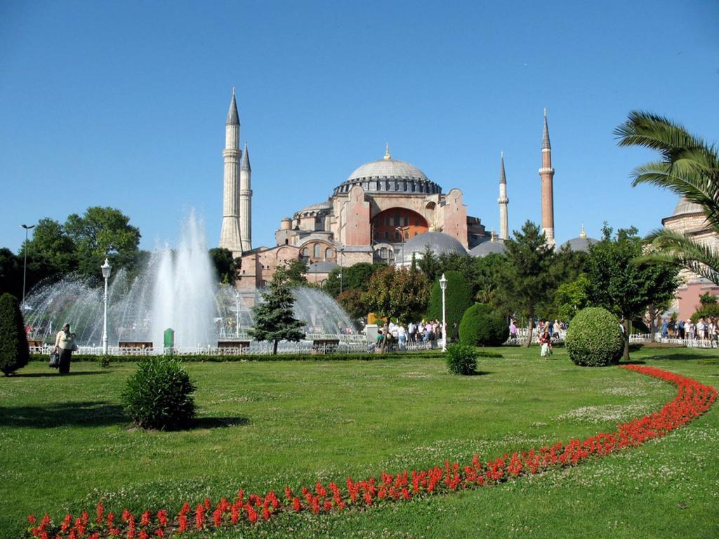 土耳其的圣索非亚大教堂与公园视图