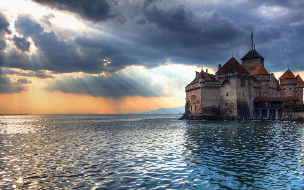 在瑞士的水附近的城堡