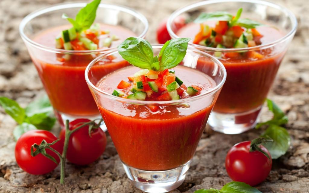 三杯番茄汁与蔬菜在桌子上