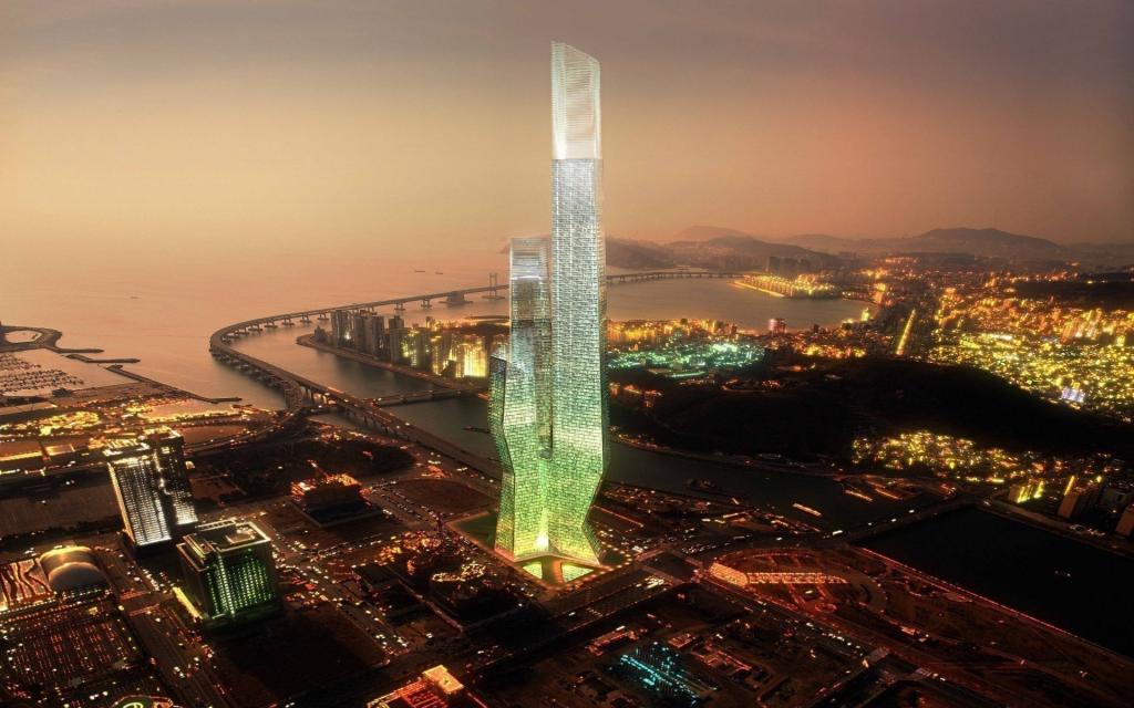 未来的摩天大楼在城市中的剪影