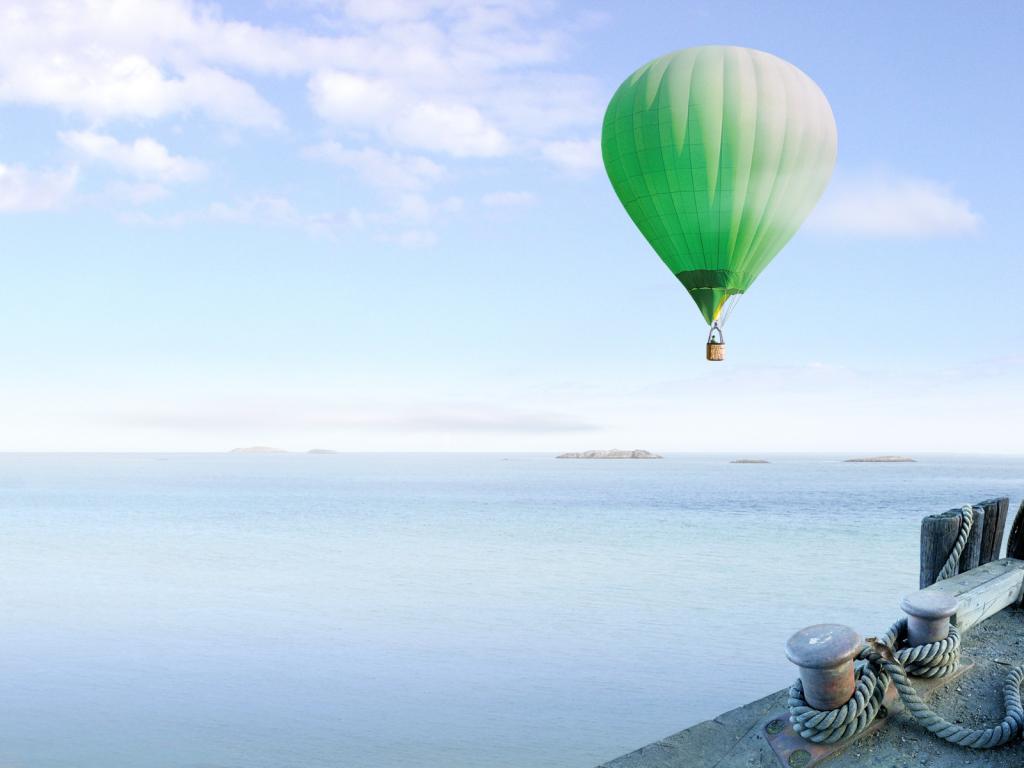 在海的绿色气球