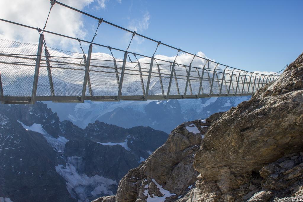在山上，瑞士的悬索桥
