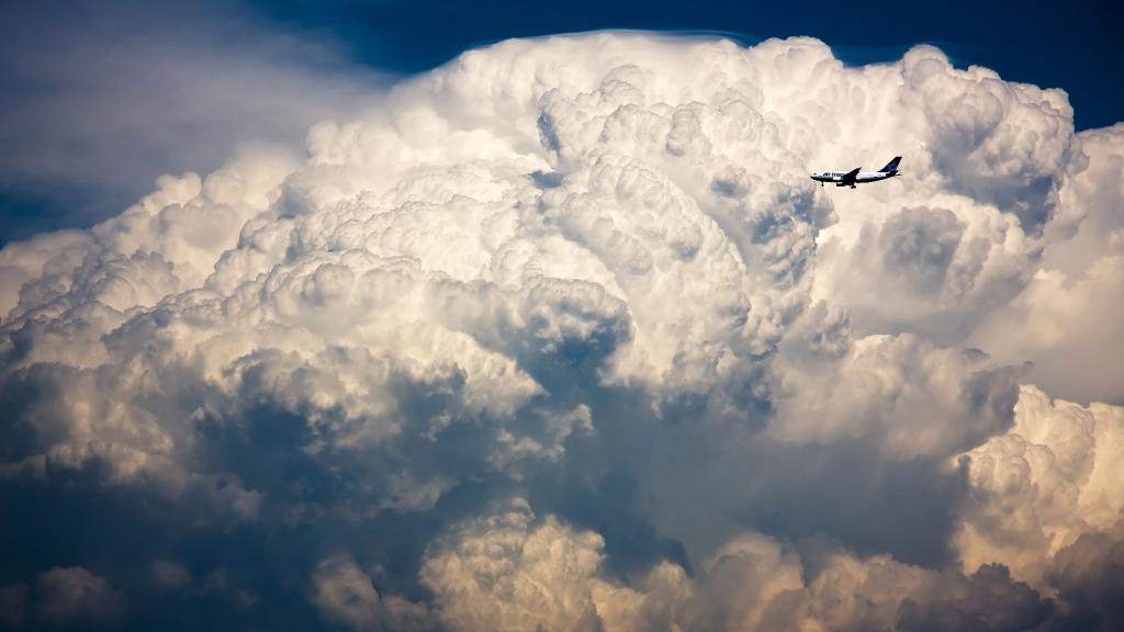 飞机在风暴云
