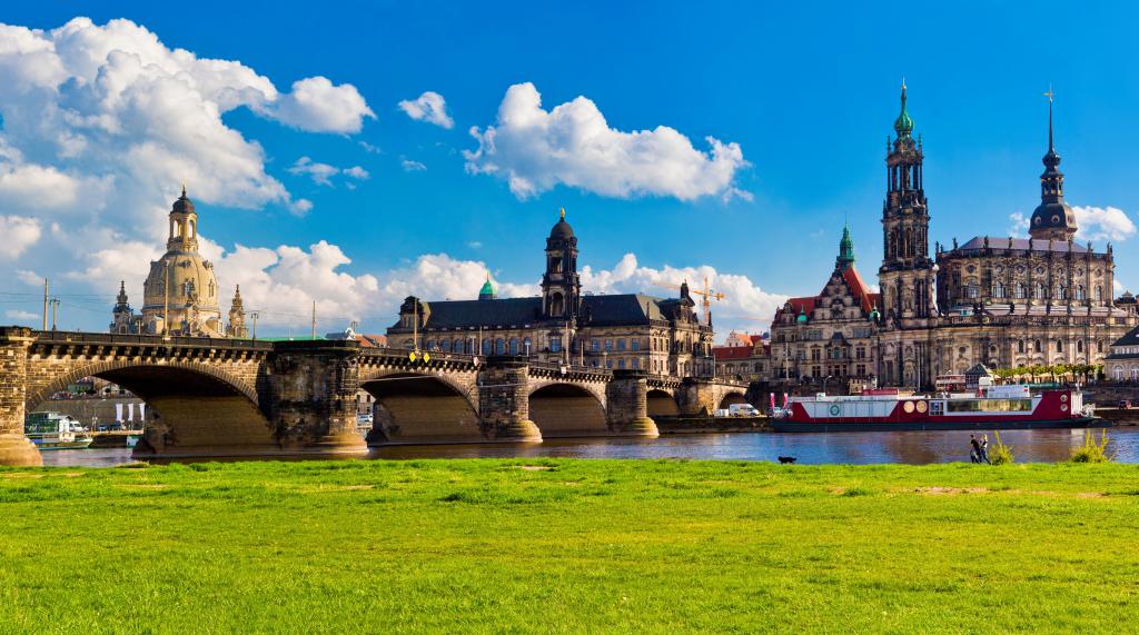 在河的桥梁和德累斯顿市的古老建筑的看法。