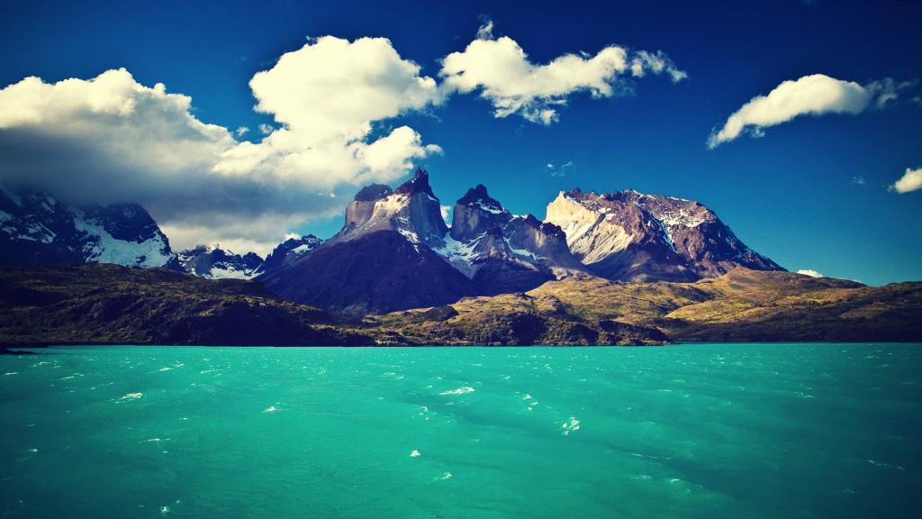 在山托雷斯德尔潘恩，智利的蓝色湖泊