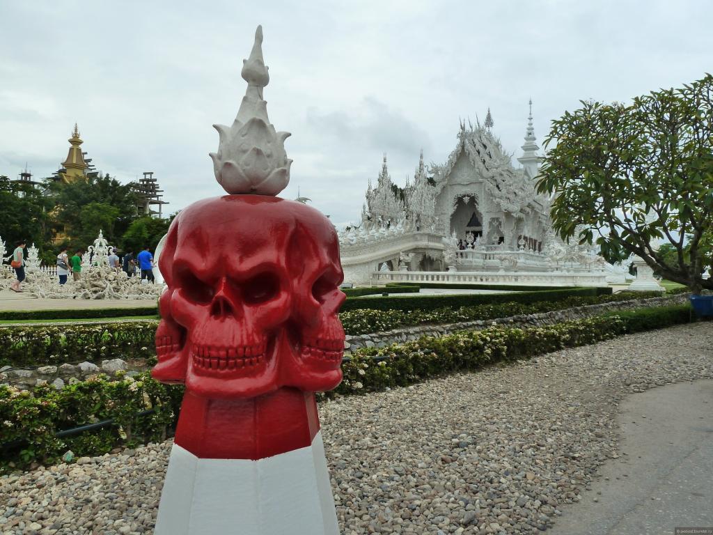 一个头骨的雕象在清莱，泰国的手段
