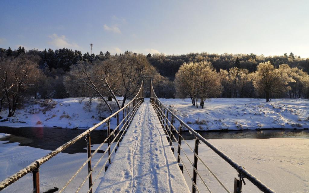 在河上的桥上的雪中的脚印