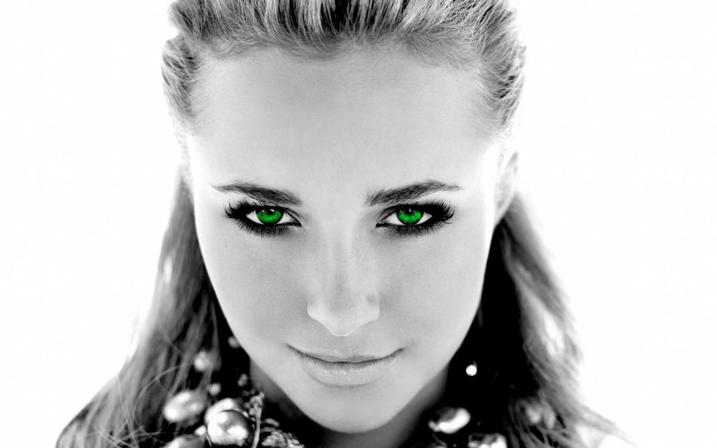 一个绿眼睛的女孩的黑白照片