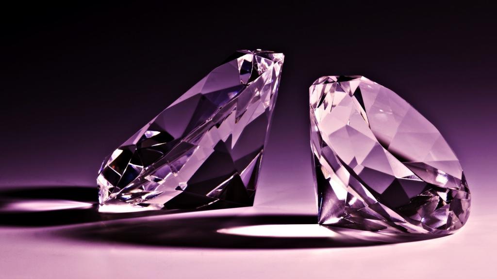 两个淡紫色的钻石