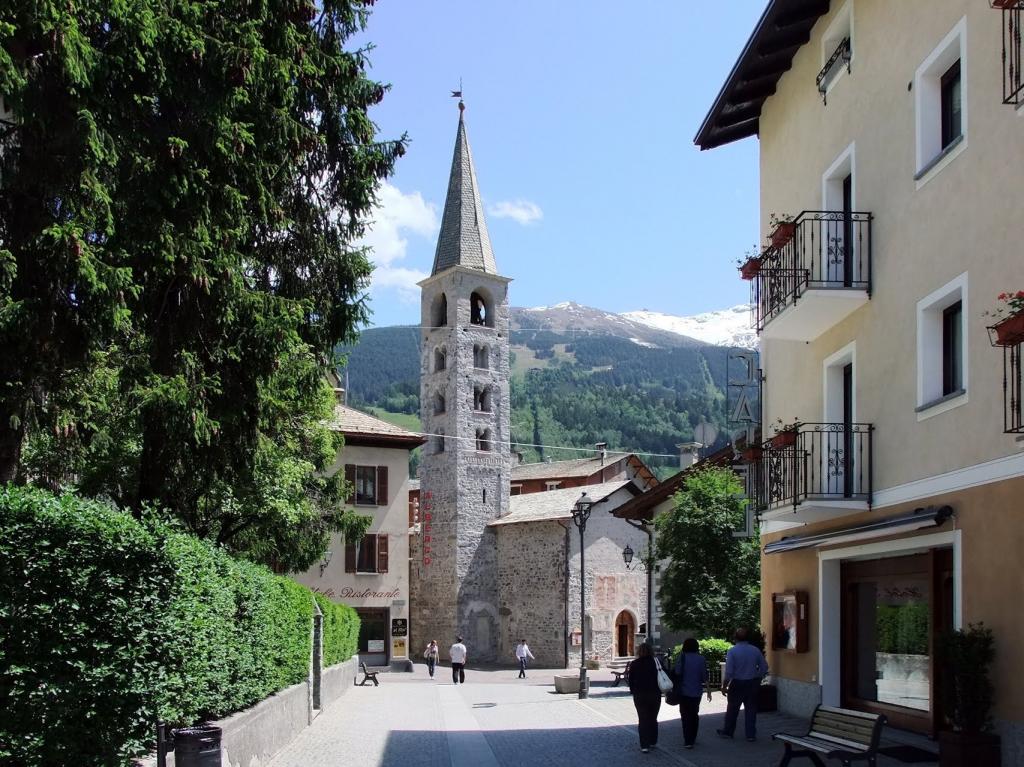 一个教会的钟楼在博尔米奥，意大利的度假胜地